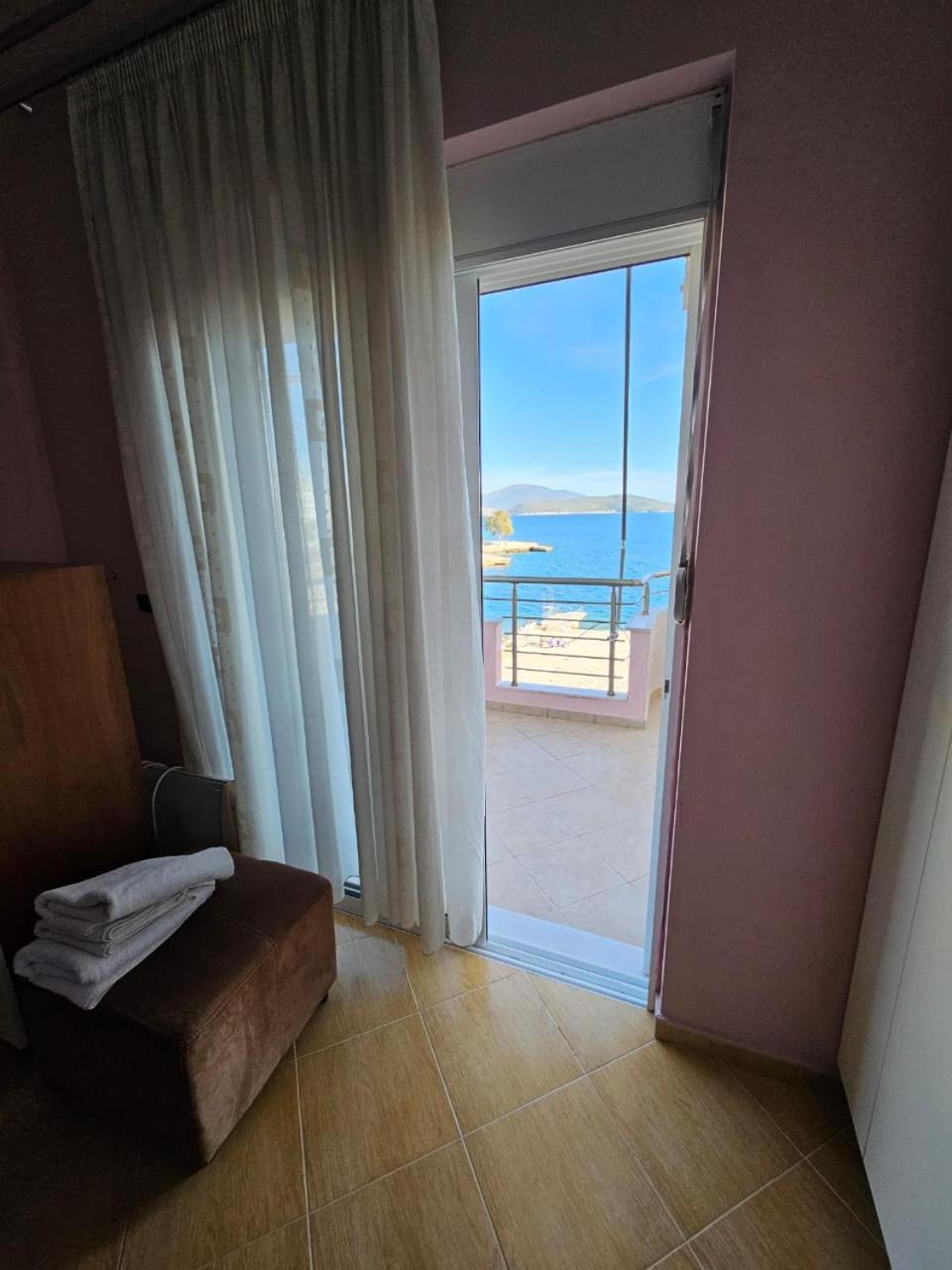 Leon Sea View Apartment Sarandë Esterno foto