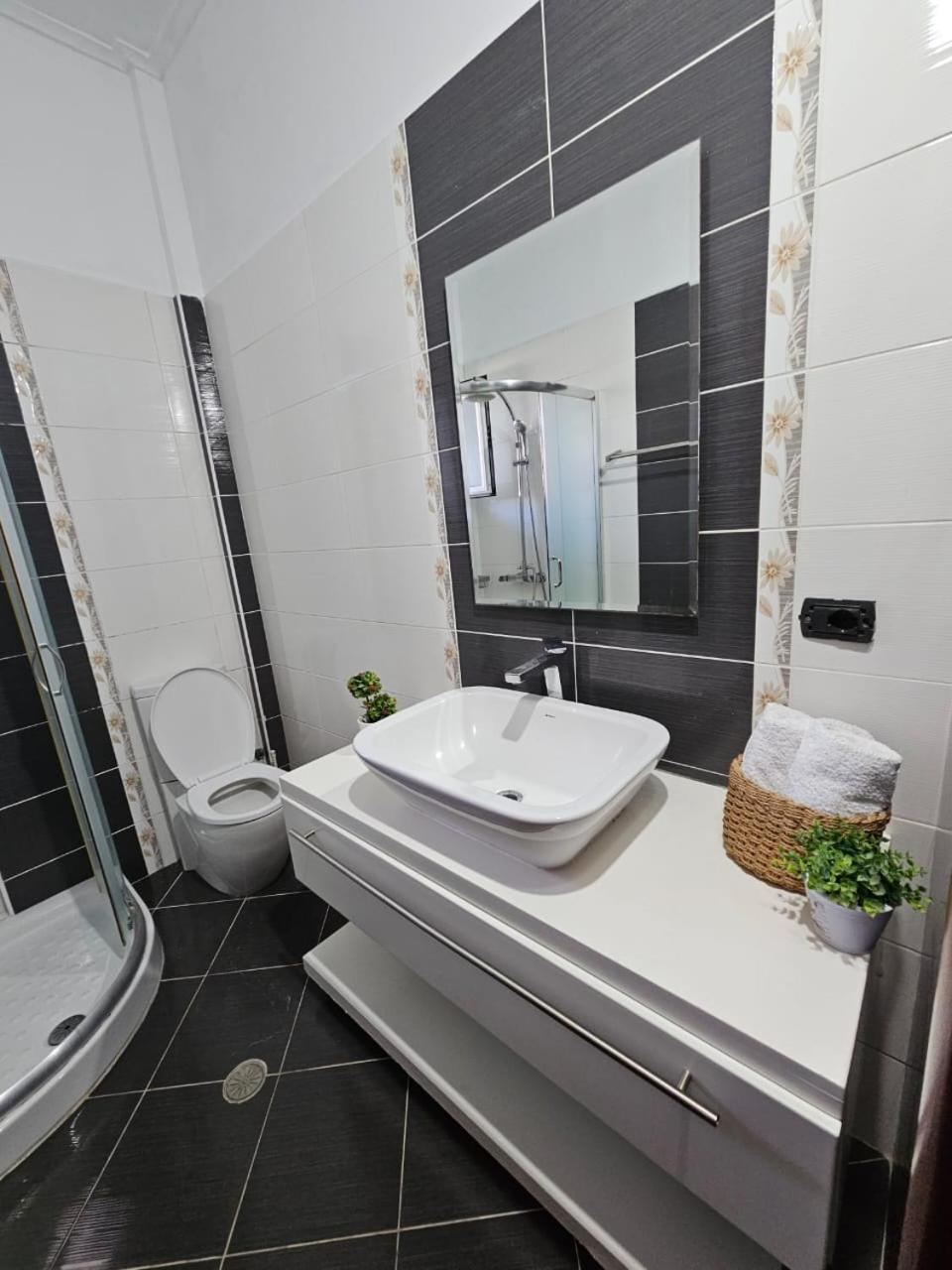 Leon Sea View Apartment Sarandë Esterno foto