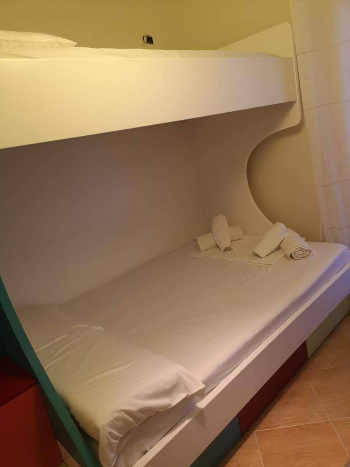 Leon Sea View Apartment Sarandë Esterno foto