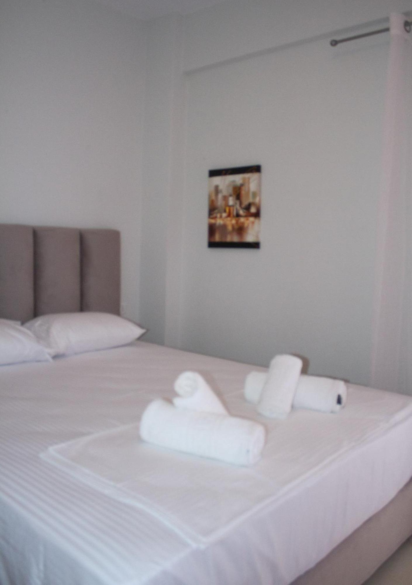 Leon Sea View Apartment Sarandë Esterno foto